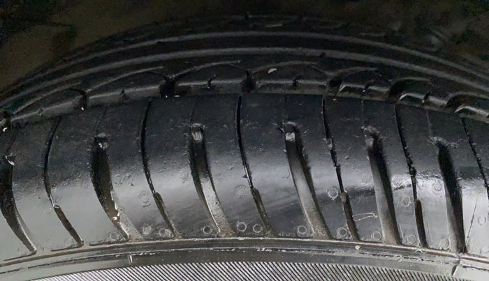 2010 Maruti Swift ZXI D, Petrol, Manual, 39,774 km, Right Rear Tyre Tread