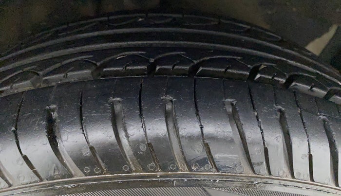 2010 Maruti Swift ZXI D, Petrol, Manual, 39,774 km, Right Front Tyre Tread