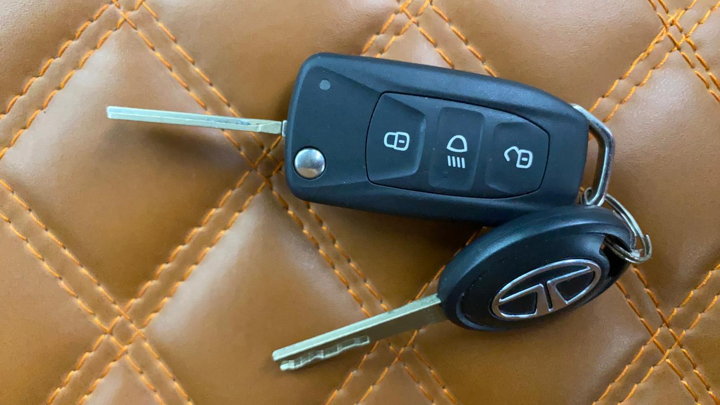 2023 Tata NEXON XM PETROL, Petrol, Manual, 13,117 km, Key Close Up