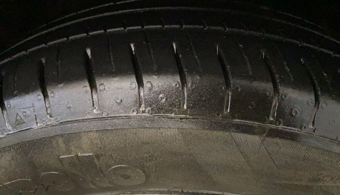 2015 Toyota Corolla Altis G CVT PETROL, Petrol, Automatic, 1,19,580 km, Right Front Tyre Tread