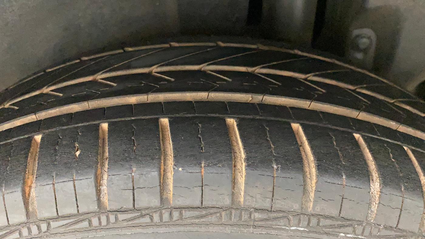2013 Maruti Ertiga ZXI, Petrol, Manual, 33,001 km, Left Rear Tyre Tread