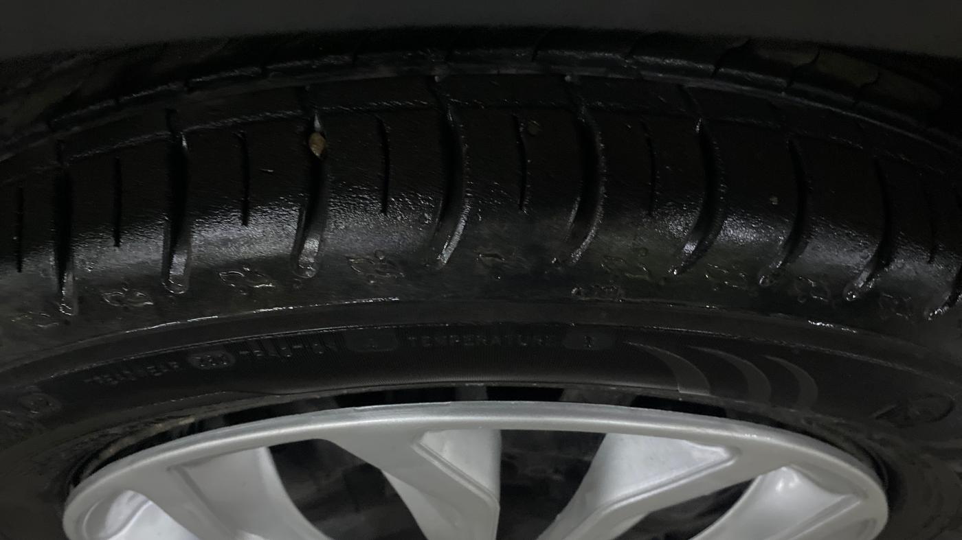 2024 Volkswagen TAIGUN COMFORTLINE 1.0 TSI MT, Petrol, Manual, 33,732 km, Right Front Tyre Tread