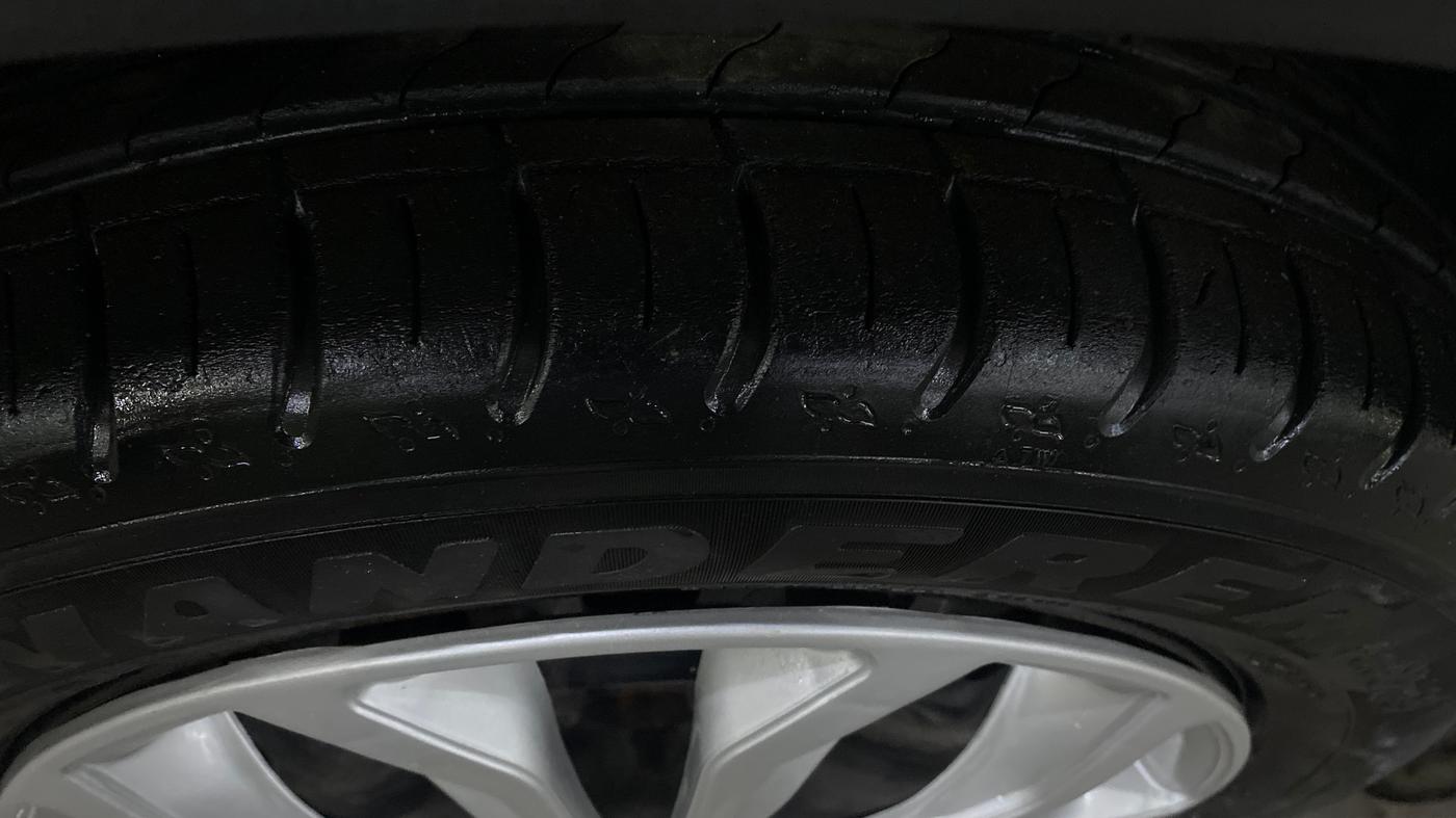 2024 Volkswagen TAIGUN COMFORTLINE 1.0 TSI MT, Petrol, Manual, 33,732 km, Left Front Tyre Tread