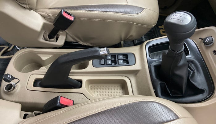 2016 Mahindra TUV300 T8, Diesel, Manual, 82,672 km, Gear Lever