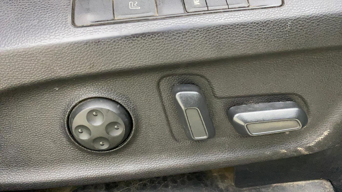 2021 MG GLOSTER SAVVY 6 STR 2.0 TWIN TURBO 4WD, Diesel, Automatic, 1,27,024 km, Driver Side Adjustment Panel