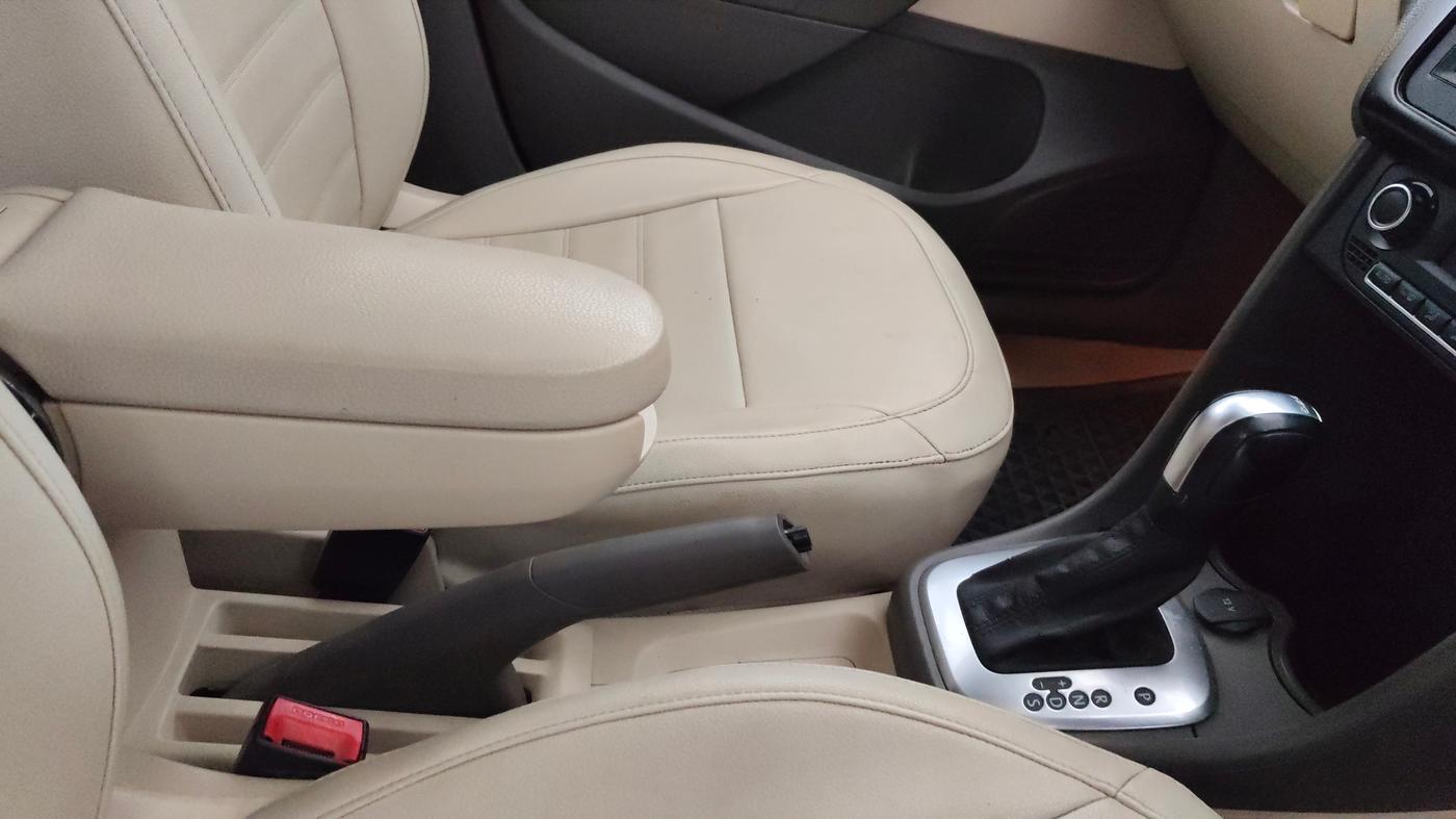 2014 Volkswagen Vento HIGHLINE PETROL AT, Petrol, Automatic, 92,363 km, Gear Lever