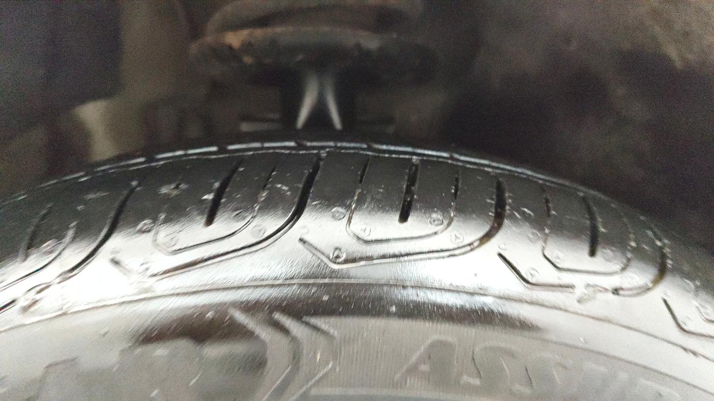2014 Volkswagen Vento HIGHLINE PETROL AT, Petrol, Automatic, 92,363 km, Right Front Tyre Tread