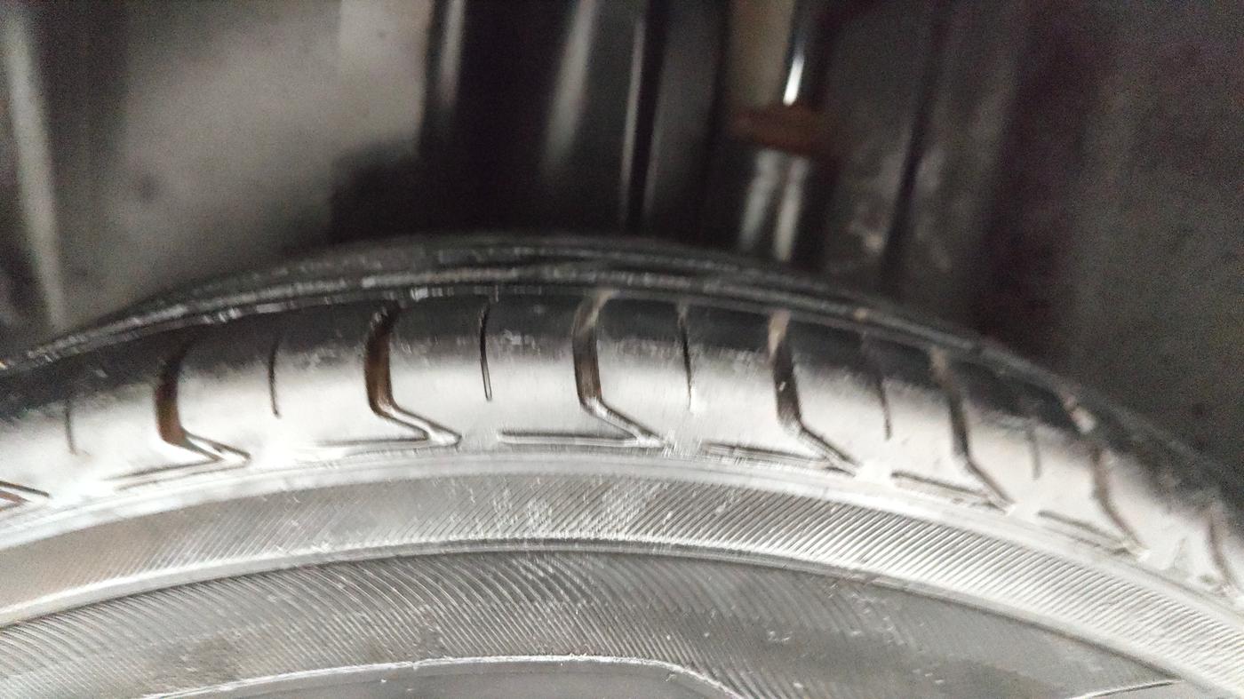 2014 Volkswagen Vento HIGHLINE PETROL AT, Petrol, Automatic, 92,363 km, Left Rear Tyre Tread