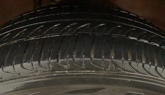 2014 Maruti Alto 800 LXI CNG, CNG, Manual, 49,063 km, Left Front Tyre Tread