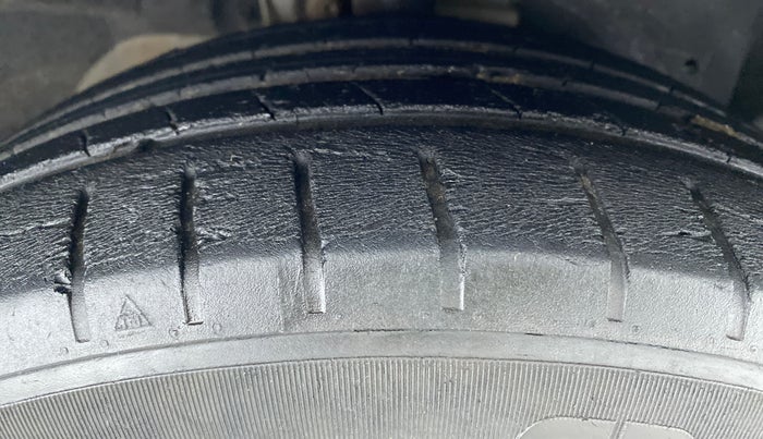 2018 Ford Figo Aspire 1.2 TITANIUM PETROL, Petrol, Manual, 43,987 km, Right Front Tyre Tread