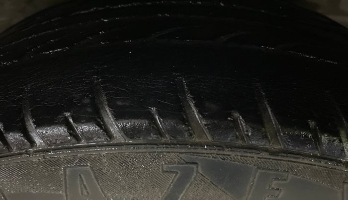 2015 Honda Amaze 1.2L I-VTEC S, Petrol, Manual, 1,09,846 km, Left Rear Tyre Tread