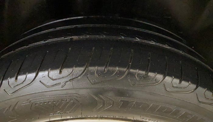 2016 Volkswagen Vento HIGHLINE 1.6 MPI, Petrol, Manual, 94,776 km, Right Rear Tyre Tread