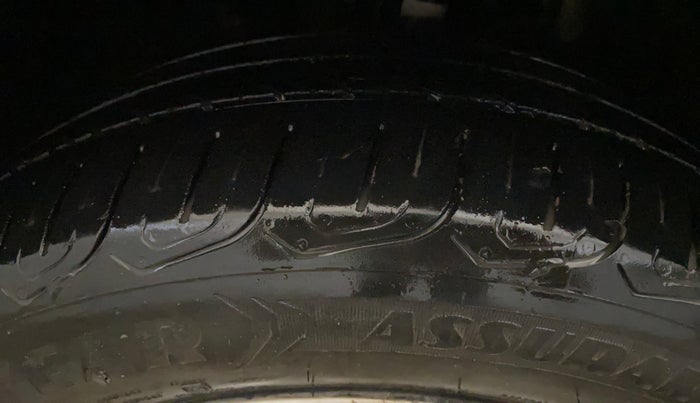 2016 Volkswagen Vento HIGHLINE 1.6 MPI, Petrol, Manual, 94,776 km, Left Front Tyre Tread