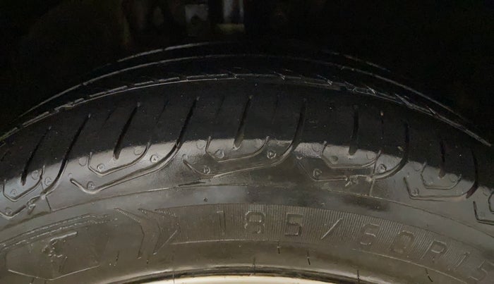 2016 Volkswagen Vento HIGHLINE 1.6 MPI, Petrol, Manual, 94,776 km, Right Front Tyre Tread