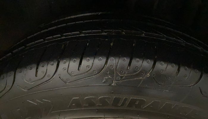 2016 Volkswagen Vento HIGHLINE 1.6 MPI, Petrol, Manual, 94,776 km, Left Rear Tyre Tread