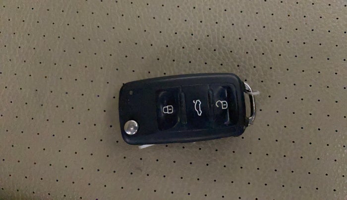 2016 Volkswagen Vento HIGHLINE 1.6 MPI, Petrol, Manual, 94,776 km, Key Close Up