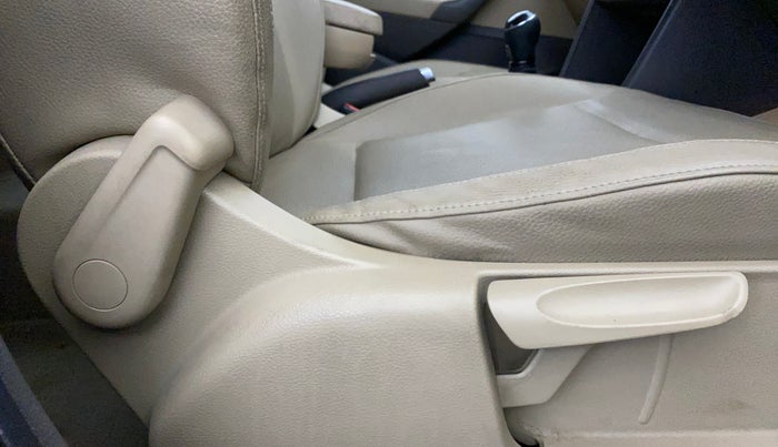 2016 Volkswagen Vento HIGHLINE 1.6 MPI, Petrol, Manual, 94,776 km, Driver Side Adjustment Panel