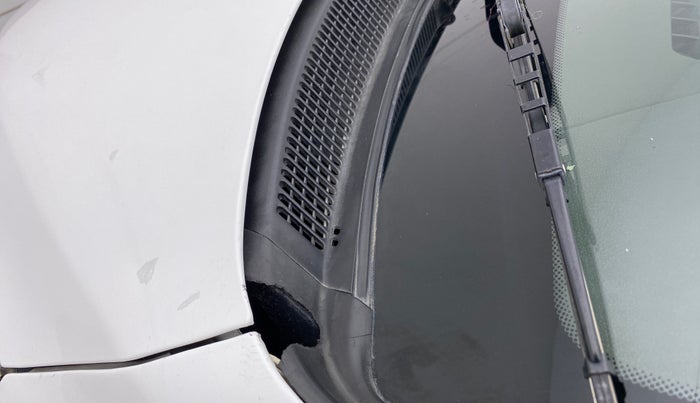 2014 Hyundai i10 MAGNA 1.1, CNG, Manual, 1,00,854 km, Bonnet (hood) - Cowl vent panel has minor damage