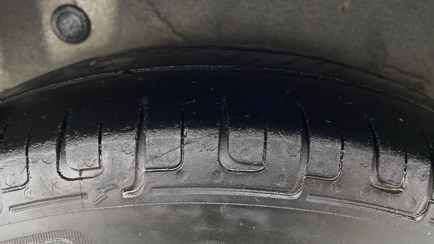 2014 Hyundai i10 MAGNA 1.1, CNG, Manual, 1,00,854 km, Right Rear Tyre Tread