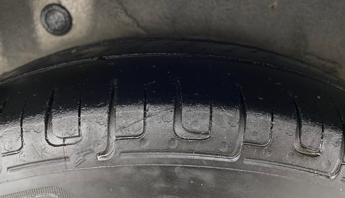 2014 Hyundai i10 MAGNA 1.1, CNG, Manual, 1,00,854 km, Right Rear Tyre Tread