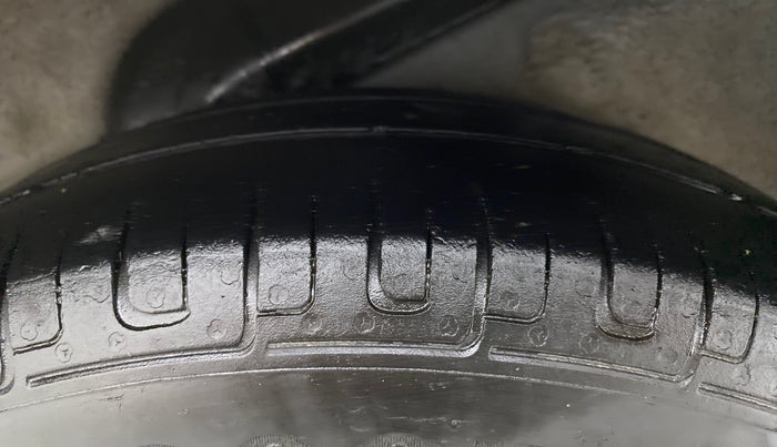 2014 Hyundai i10 MAGNA 1.1, CNG, Manual, 1,00,854 km, Left Rear Tyre Tread