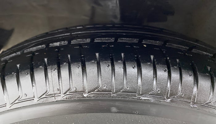 2014 Hyundai i10 MAGNA 1.1, CNG, Manual, 1,00,854 km, Left Front Tyre Tread