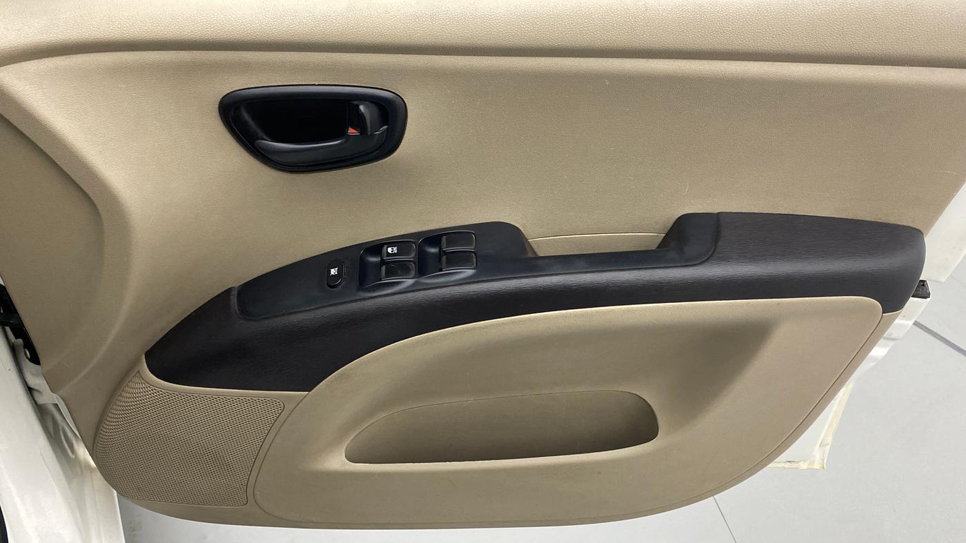2014 Hyundai i10 MAGNA 1.1, CNG, Manual, 1,00,854 km, Driver Side Door Panels Control
