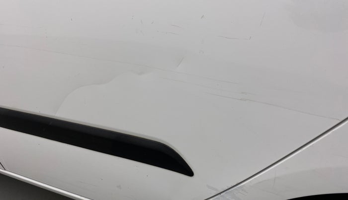 2014 Hyundai i10 MAGNA 1.1, CNG, Manual, 1,00,854 km, Rear left door - Minor scratches