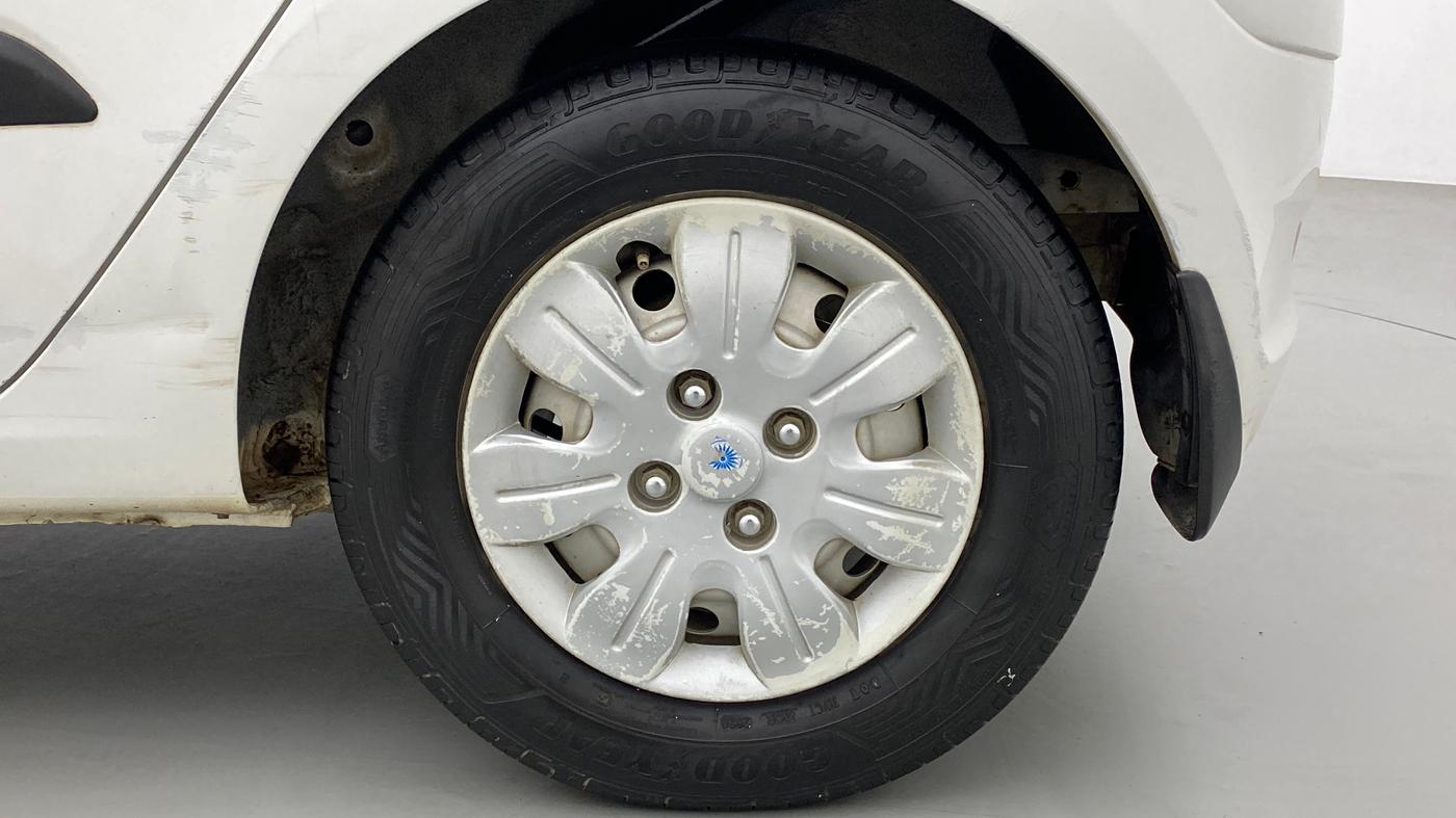 2014 Hyundai i10 MAGNA 1.1, CNG, Manual, 1,00,854 km, Left Rear Wheel