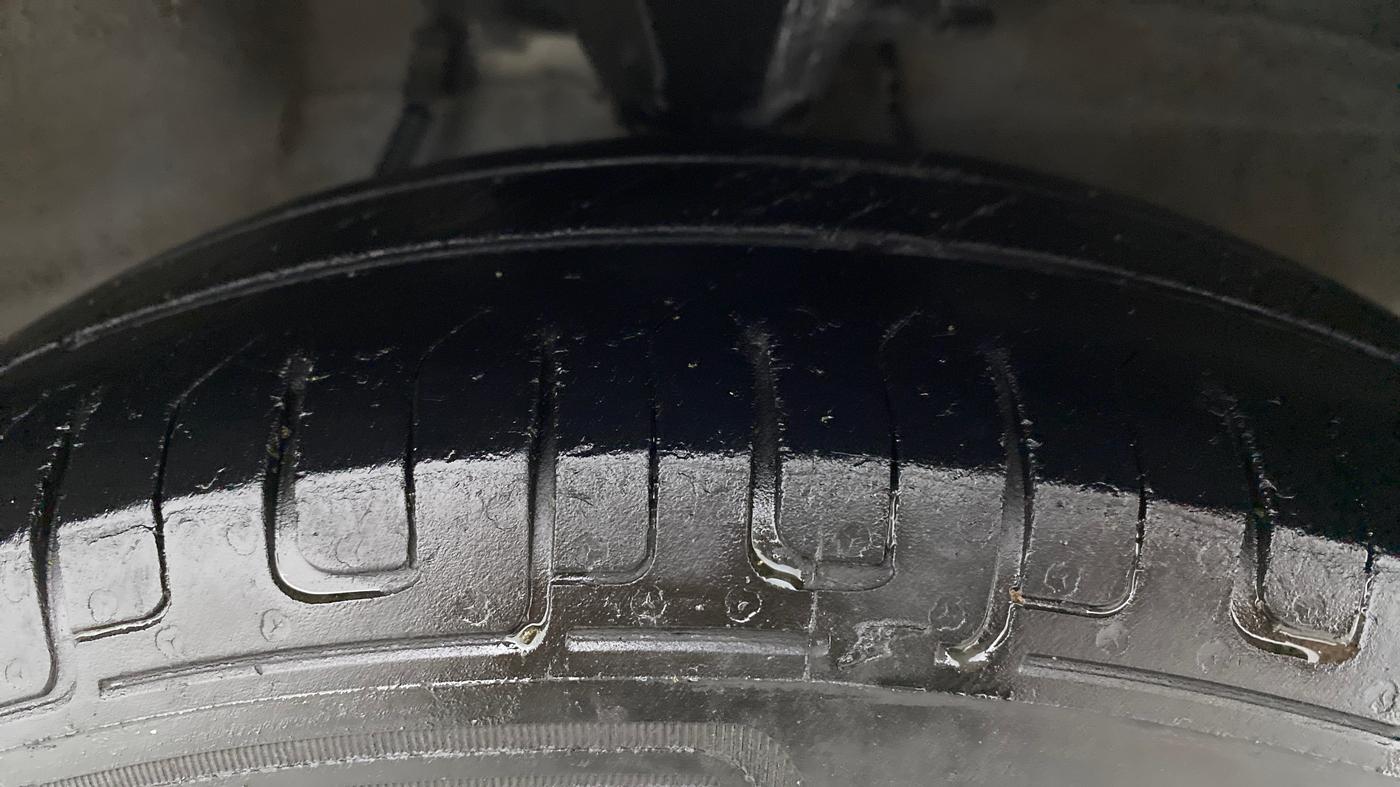 2014 Hyundai i10 MAGNA 1.1, CNG, Manual, 1,00,854 km, Right Front Tyre Tread