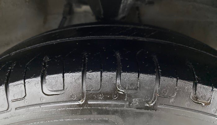 2014 Hyundai i10 MAGNA 1.1, CNG, Manual, 1,00,854 km, Right Front Tyre Tread