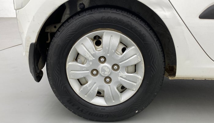 2014 Hyundai i10 MAGNA 1.1, CNG, Manual, 1,00,854 km, Right Rear Wheel