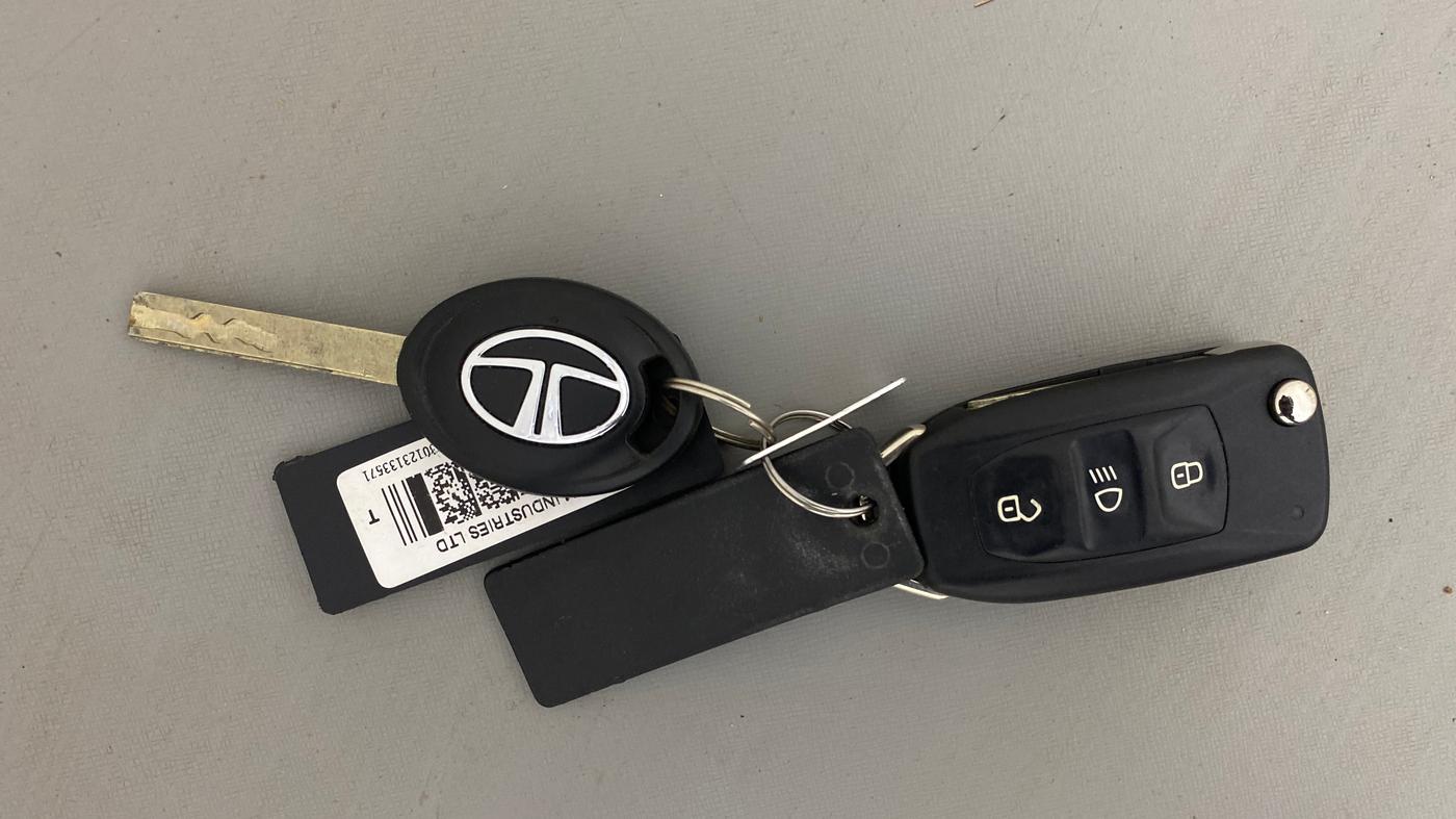 2023 Tata NEXON XM SUNROOF PETROL, Petrol, Manual, 46,086 km, Key Close Up