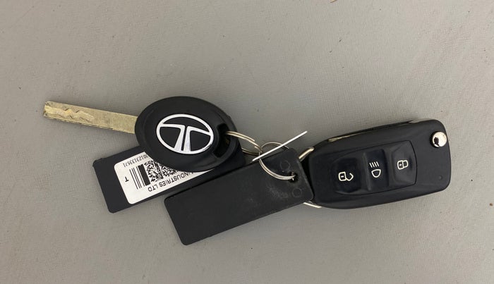 2023 Tata NEXON XM SUNROOF PETROL, Petrol, Manual, 46,086 km, Key Close Up