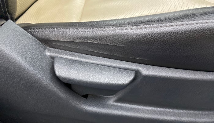 2014 Hyundai Eon ERA +, Petrol, Manual, 32,084 km, Driver Side Adjustment Panel