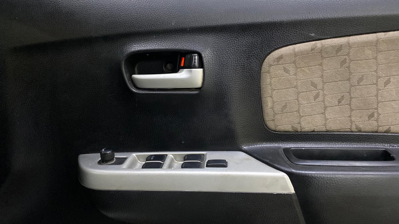 2014 Maruti Wagon R 1.0 VXI, Petrol, Manual, 1,25,258 km, Driver Side Door Panels Control