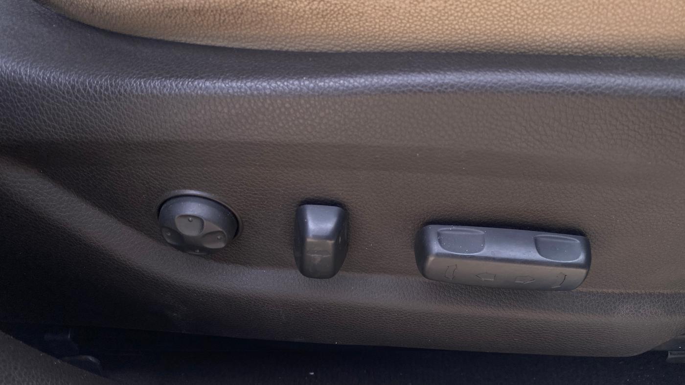 2014 Hyundai Santa Fe 2 WD AT, Diesel, Automatic, 1,21,123 km, Driver Side Adjustment Panel