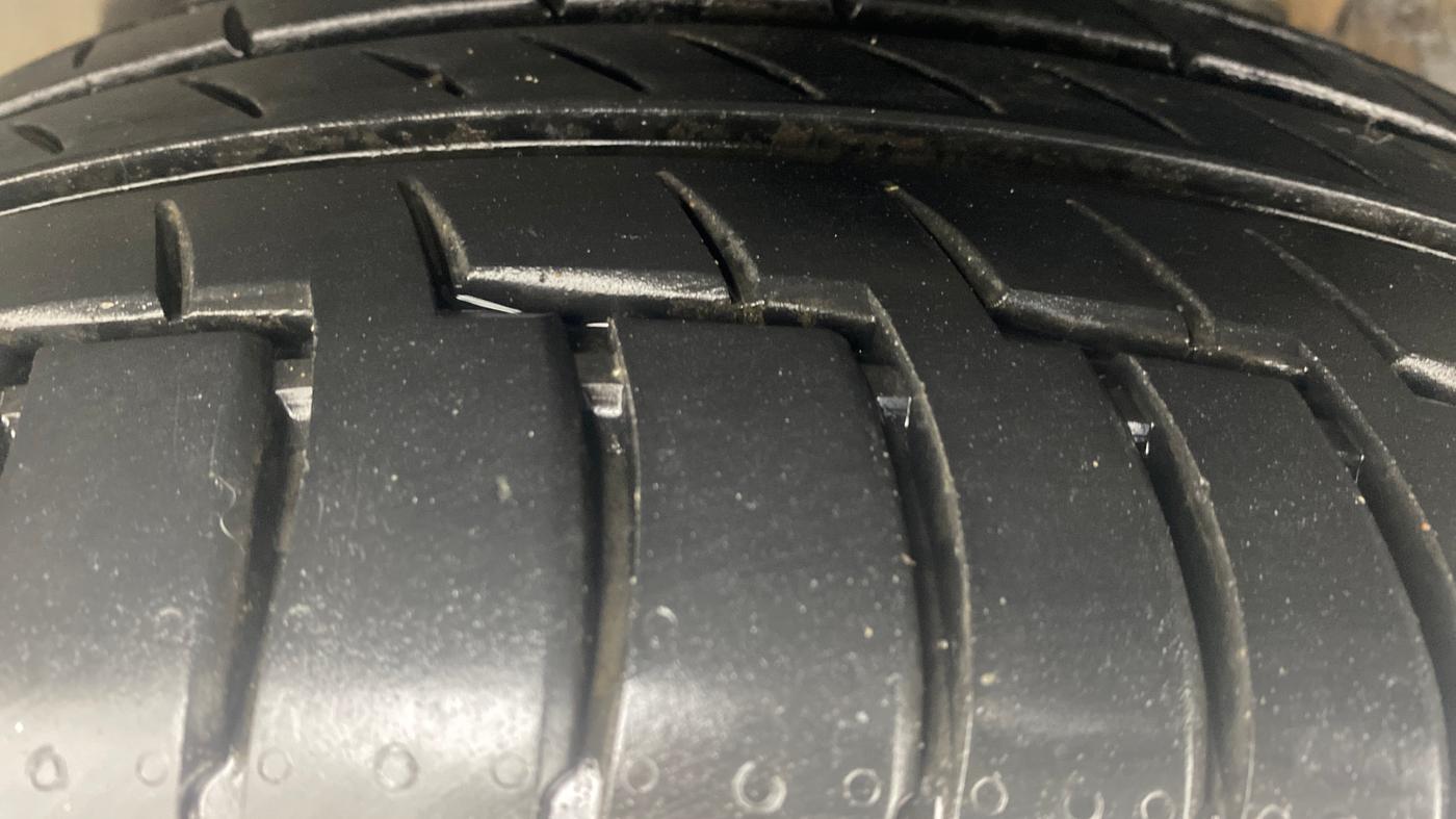 2014 Hyundai Santa Fe 2 WD AT, Diesel, Automatic, 1,21,123 km, Left Front Tyre Tread