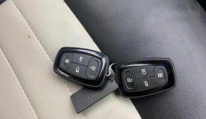 2019 Tata NEXON XZA PLUS PETROL DUAL TONE, Petrol, Automatic, 61,833 km, Key Close Up