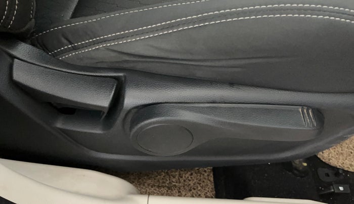 2019 Mahindra XUV300 W8 1.2 PETROL, Petrol, Manual, 92,693 km, Driver Side Adjustment Panel