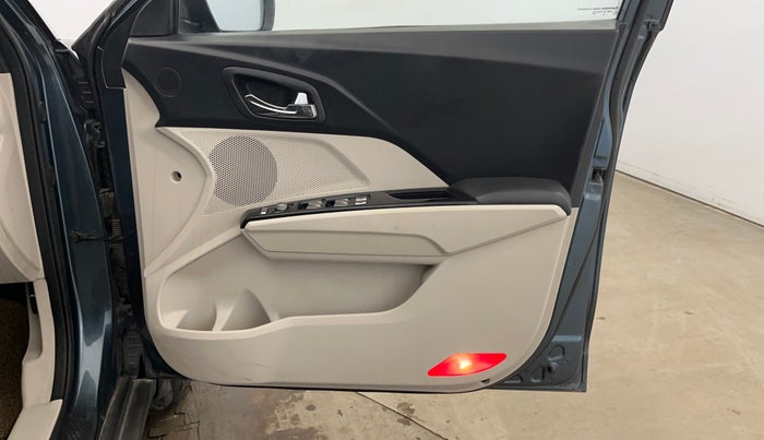 2019 Mahindra XUV300 W8 1.2 PETROL, Petrol, Manual, 92,693 km, Driver Side Door Panels Control