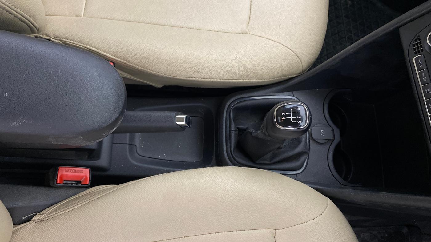 2018 Skoda Rapid AMBITION 1.6 MPI MT, Petrol, Manual, 32,329 km, Gear Lever