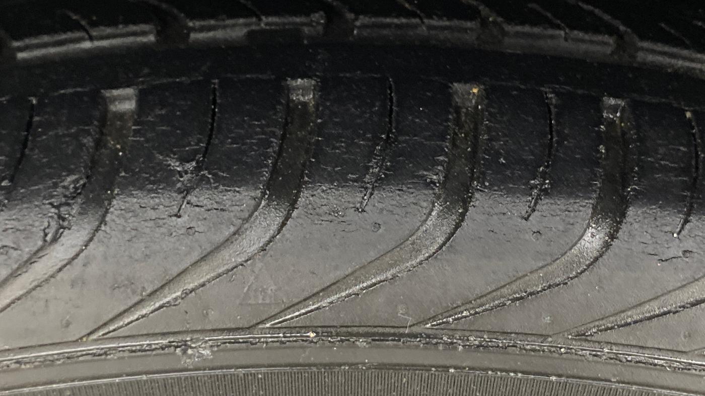 2018 Skoda Rapid AMBITION 1.6 MPI MT, Petrol, Manual, 32,329 km, Left Front Tyre Tread