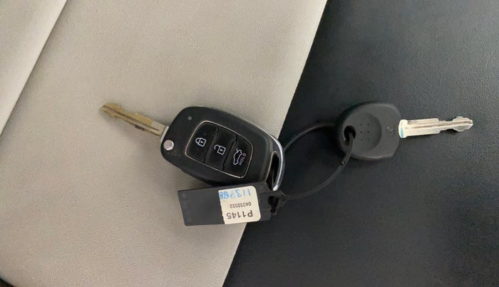 2022 Hyundai AURA S 1.2 CNG, CNG, Manual, 46,514 km, Key Close Up