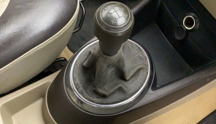 2010 Hyundai i20 ERA 1.2, Petrol, Manual, 60,780 km, Gear lever - Boot cover slightly torn