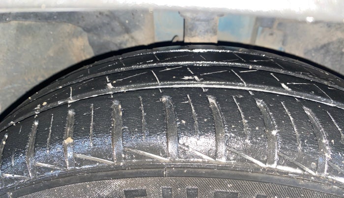 2021 Renault Kwid CLIMBER 1.0 AMT (O), Petrol, Automatic, 29,579 km, Right Front Tyre Tread