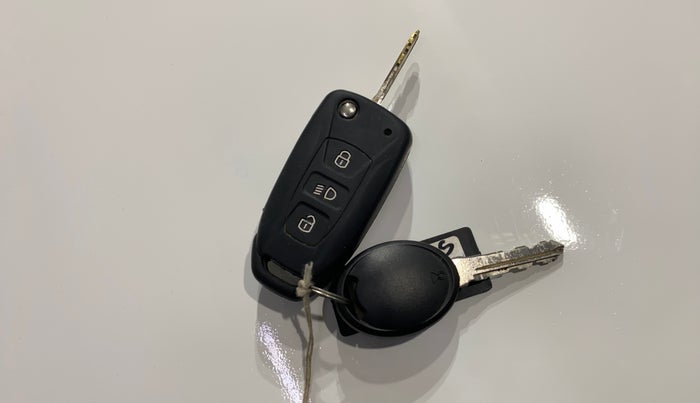 2017 Tata Tiago XT PETROL, Petrol, Manual, 1,25,021 km, Key Close Up
