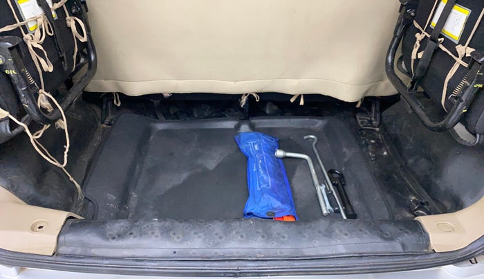 2018 Mahindra TUV300 T10, Diesel, Manual, 40,137 km, Boot Inside