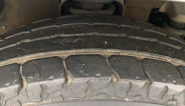 2018 Mahindra TUV300 T10, Diesel, Manual, 40,137 km, Right Front Tyre Tread