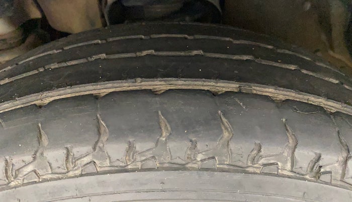 2018 Mahindra TUV300 T10, Diesel, Manual, 40,137 km, Left Front Tyre Tread